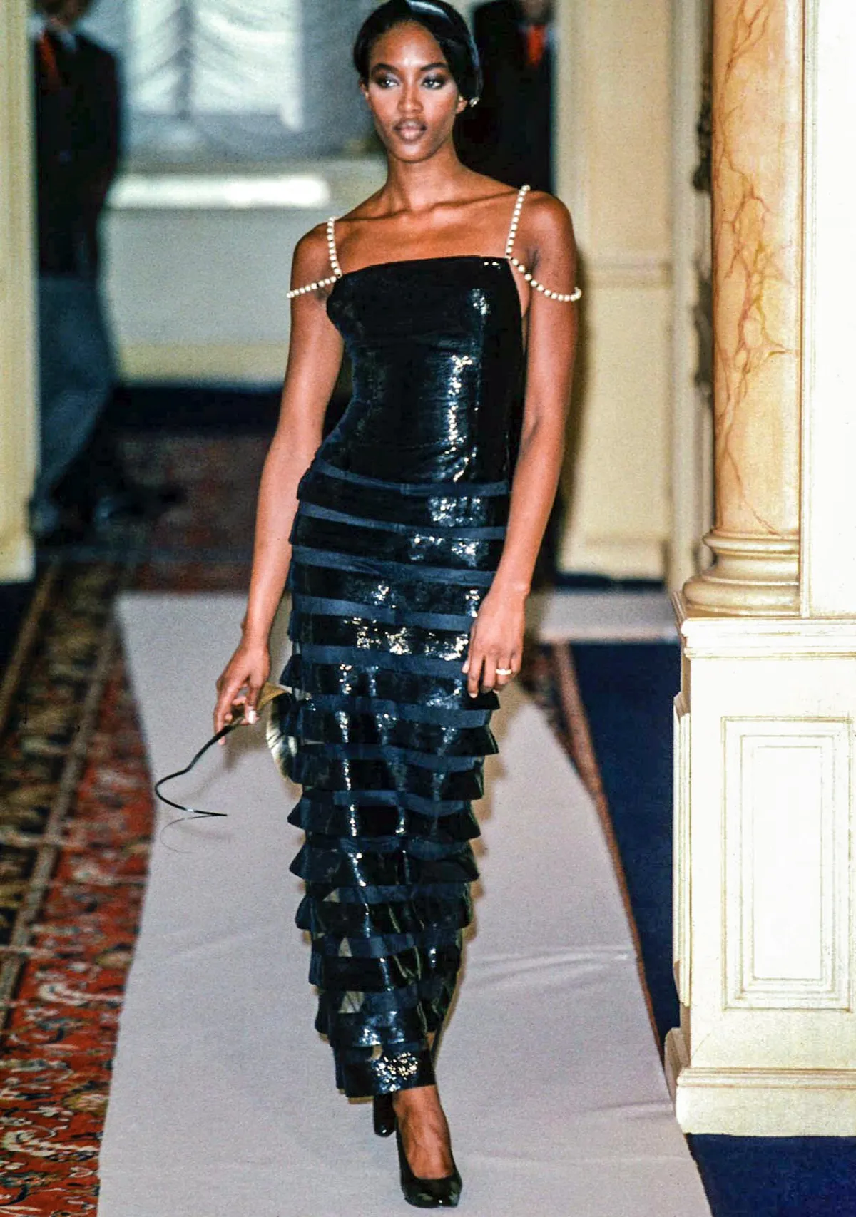 Naomi Campbell usa en Cannes el vestido de Chanel que lució hace 28 años