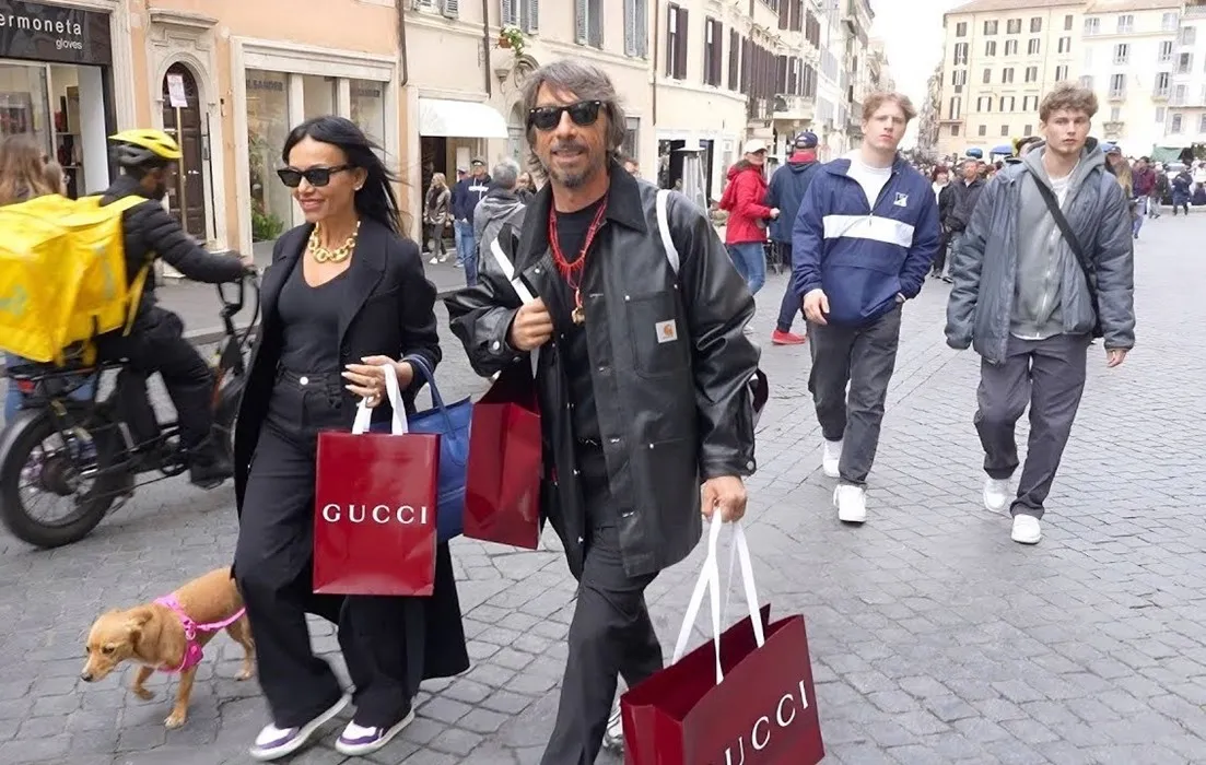 Pierpaolo Piccioli se pasea con bolsas Gucci frente a una tienda de Valentino 