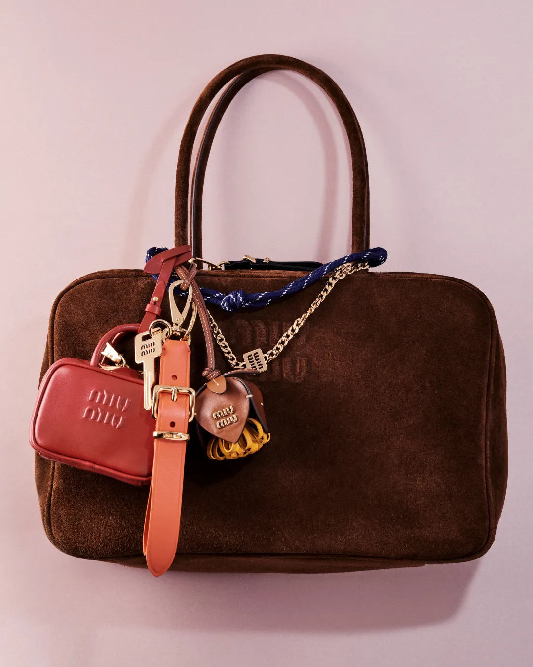 Miu Miu presenta una colección de charms para agregarle personalidad a tu bolsa