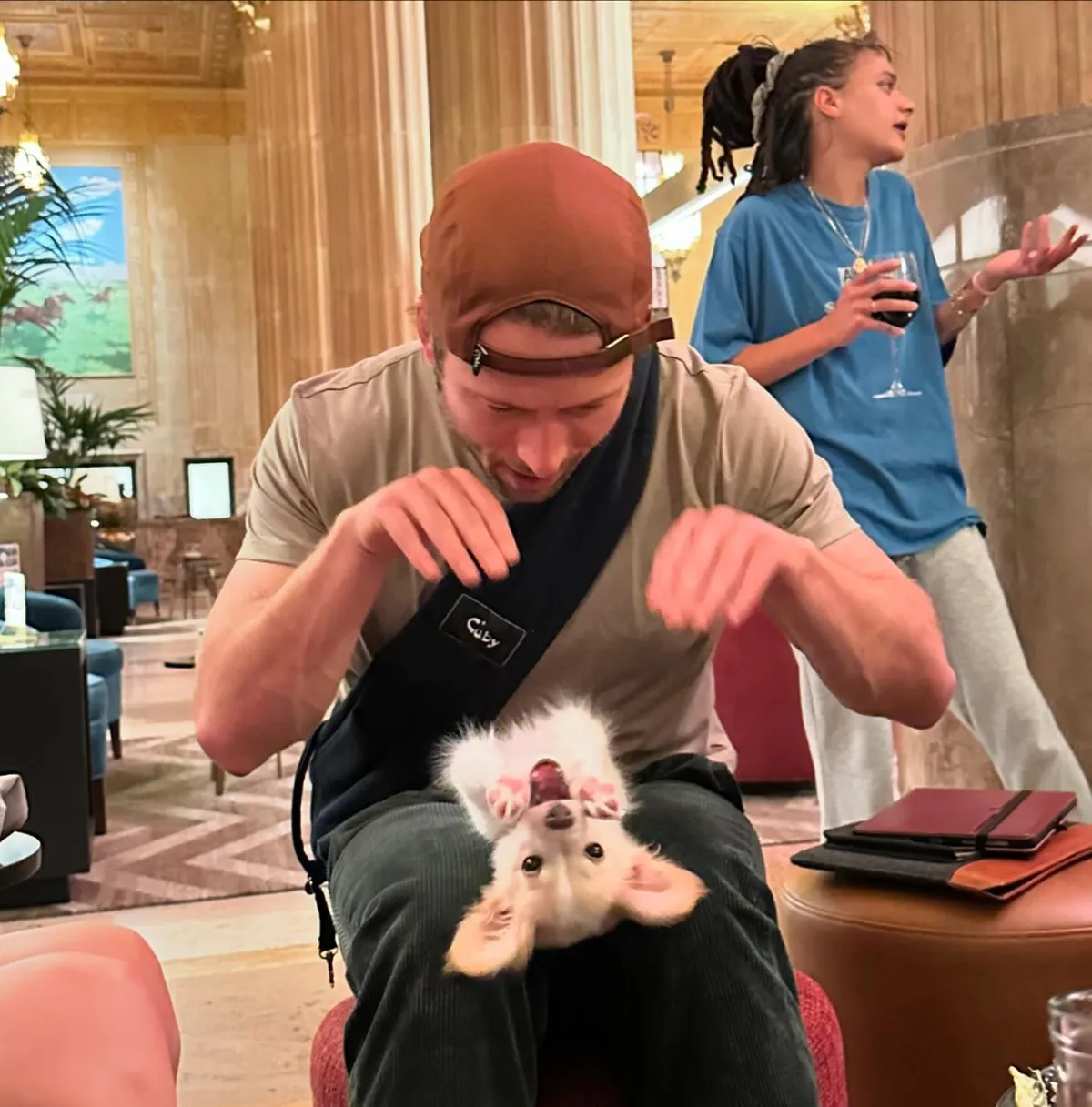 Glen Powell demuestra que se puede ser hot y tierno al mismo tiempo