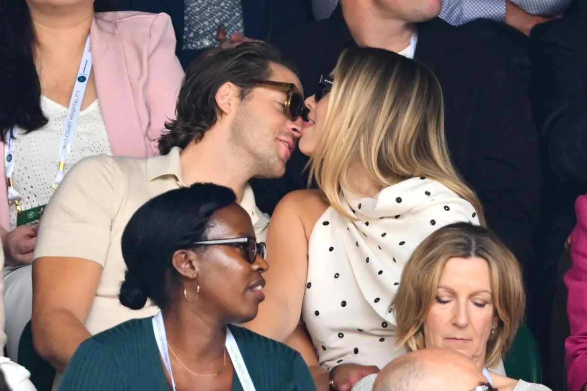 Margot Robbie presume su baby bump en Wimbledon 