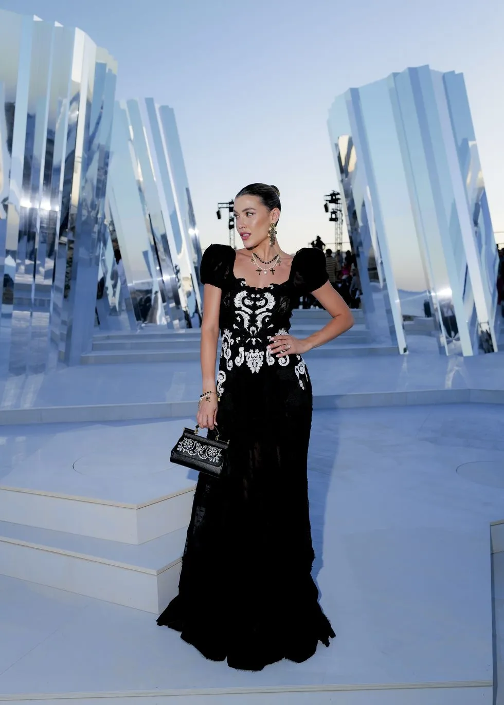 Michelle Salas entre los latinos presentes en el desfile de Alta Moda de D&G