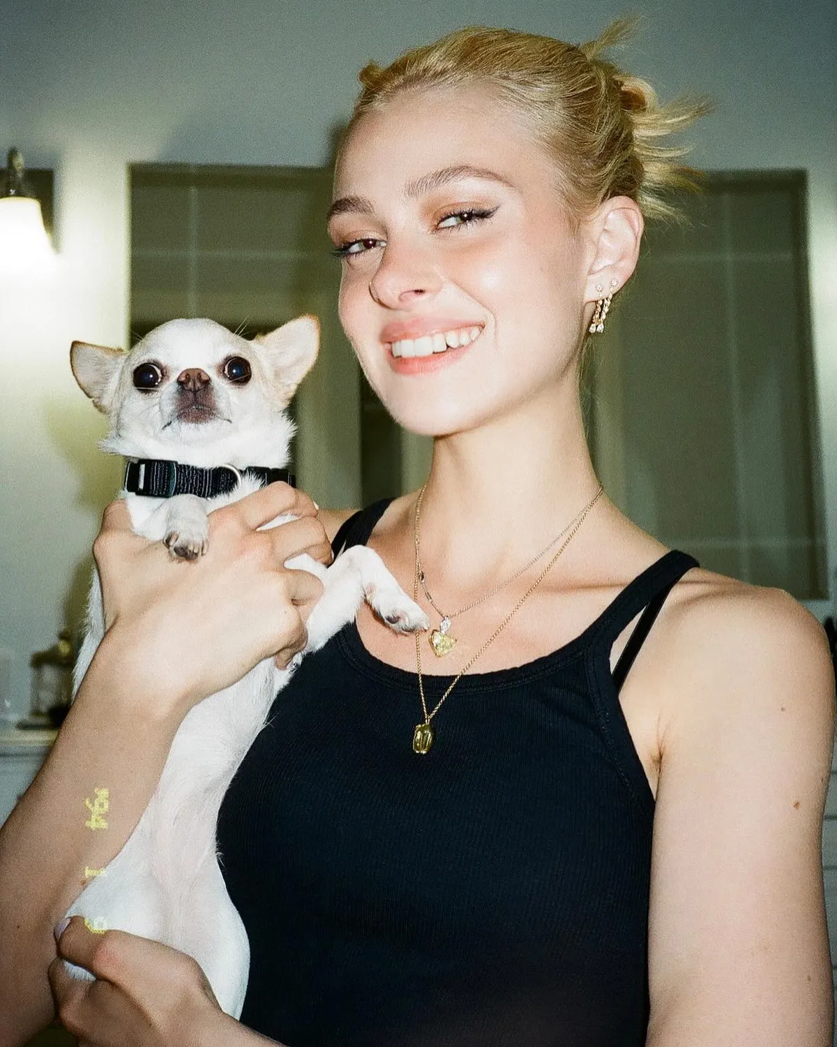 Nicola Peltz perrita