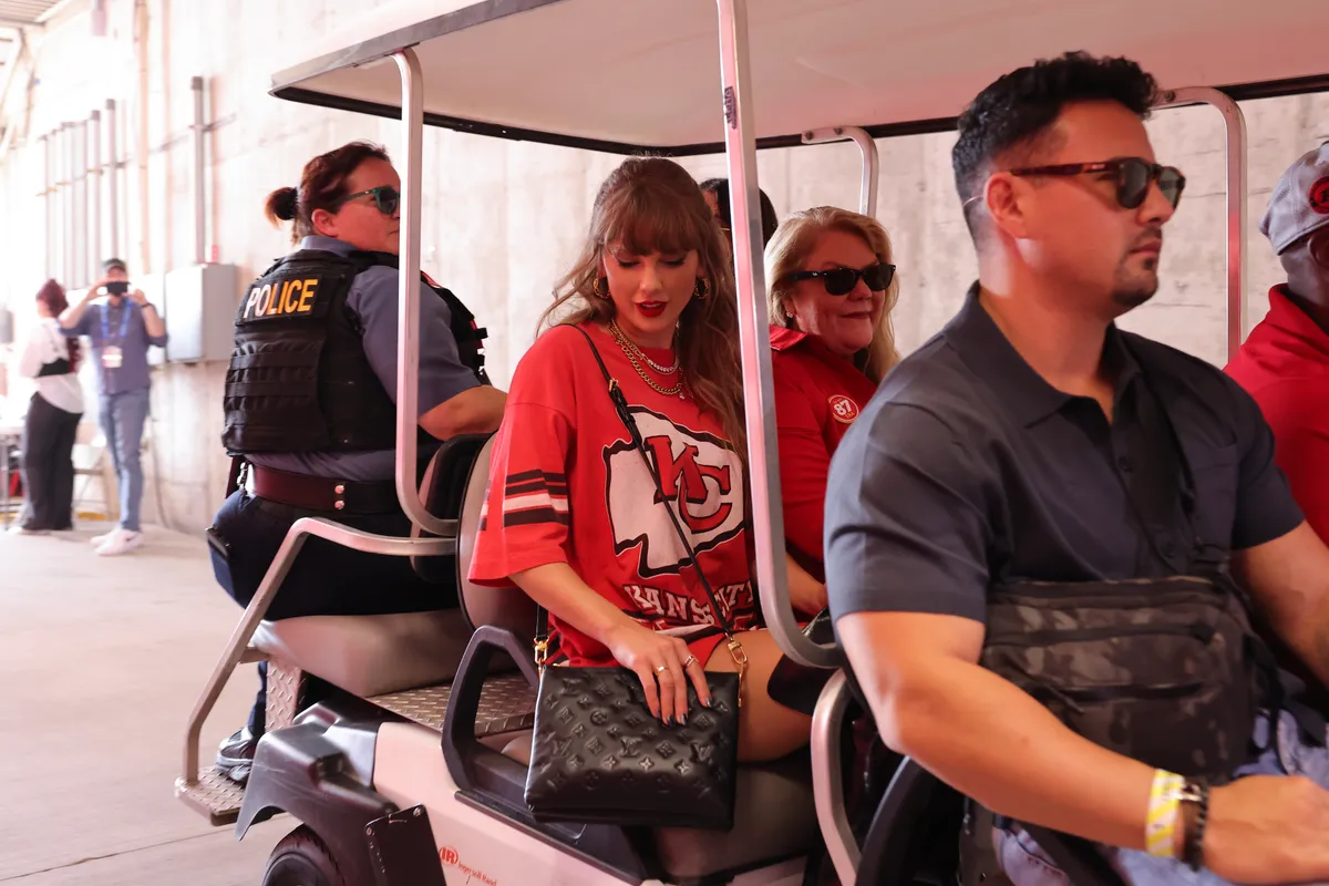 El collar de "diamantes" que usó Taylor Swift en el último partido de los Kansas City Chiefs es más accesible de lo que parece.