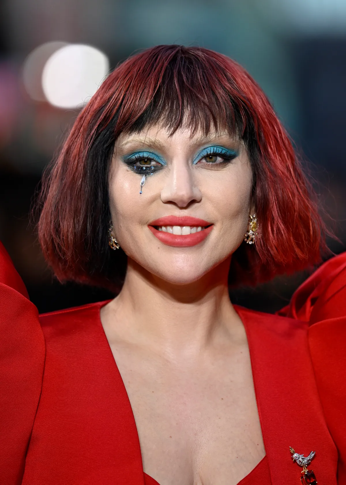 Lady Gaga cambió su melena rubia por un bob rojo con flequillo al estilo Harley Quinn.
