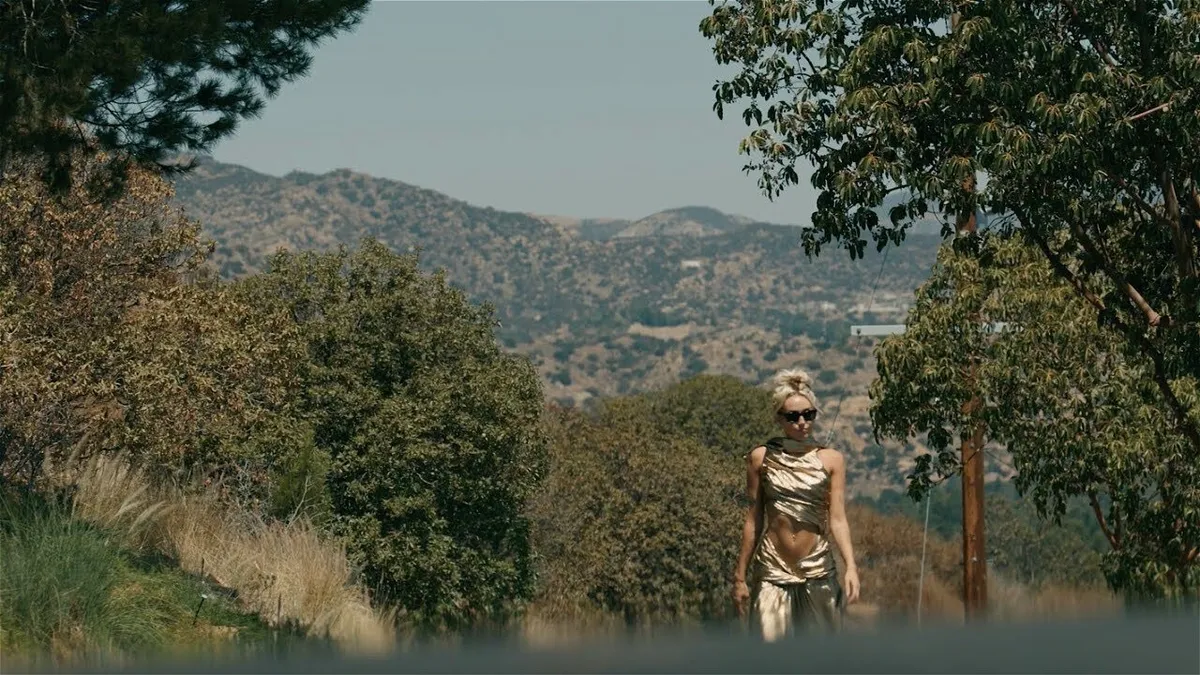Miley Cyrus Flowers demanda Bruno Mars 
