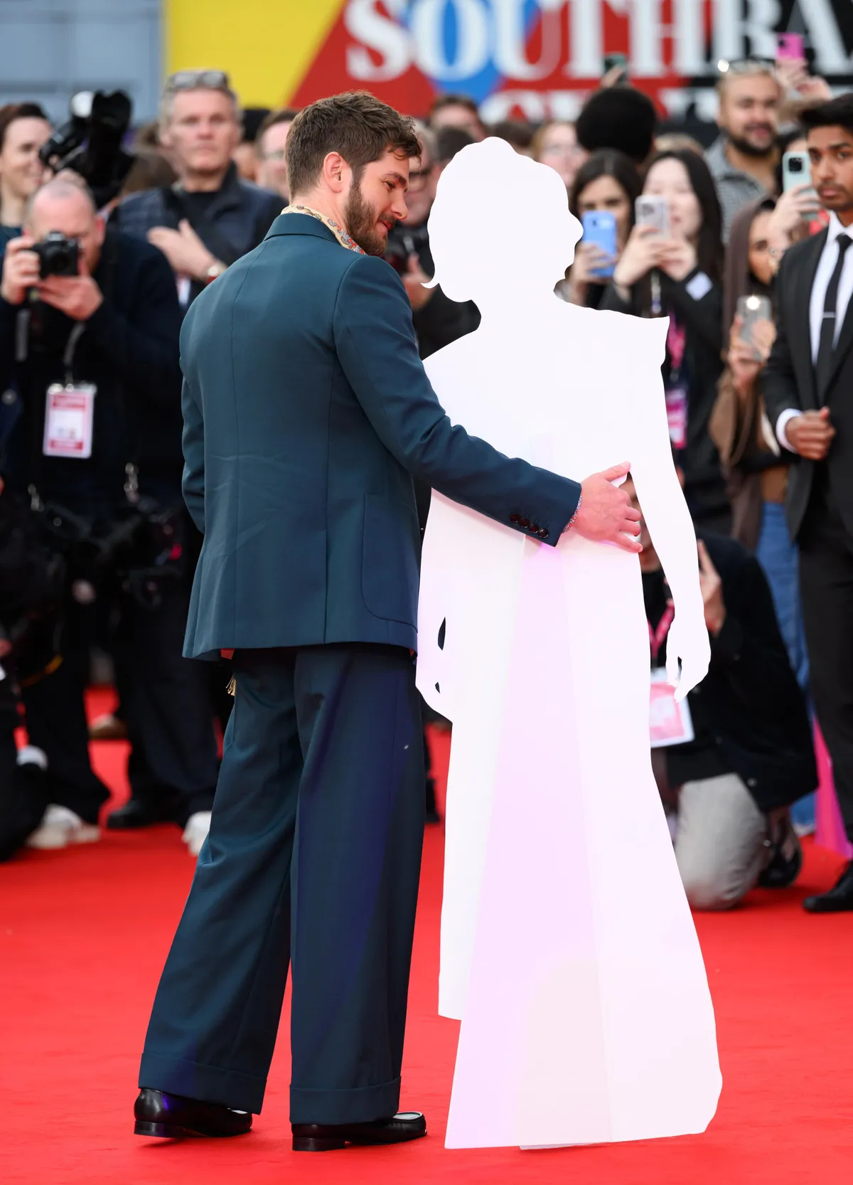 Andrew Garfield Florence Pugh cartón