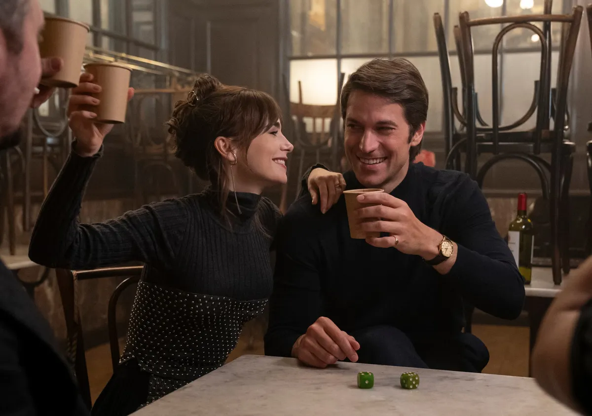 Lucas Bravo critica Emily in Paris
