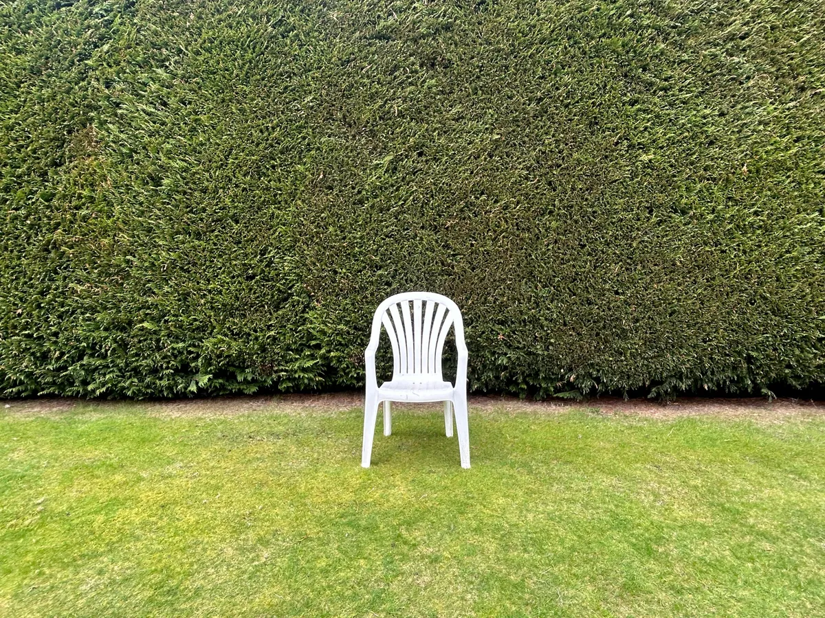 silla monobloc bad bunny