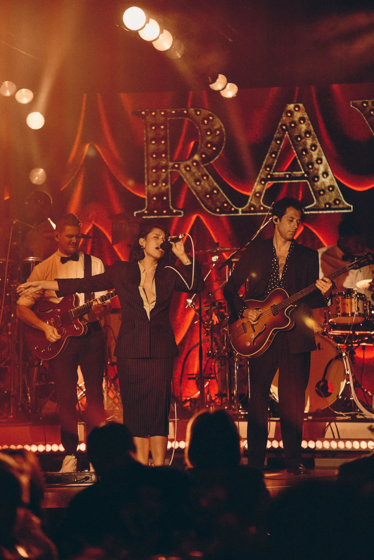 Performance Mark Ronson y Raye