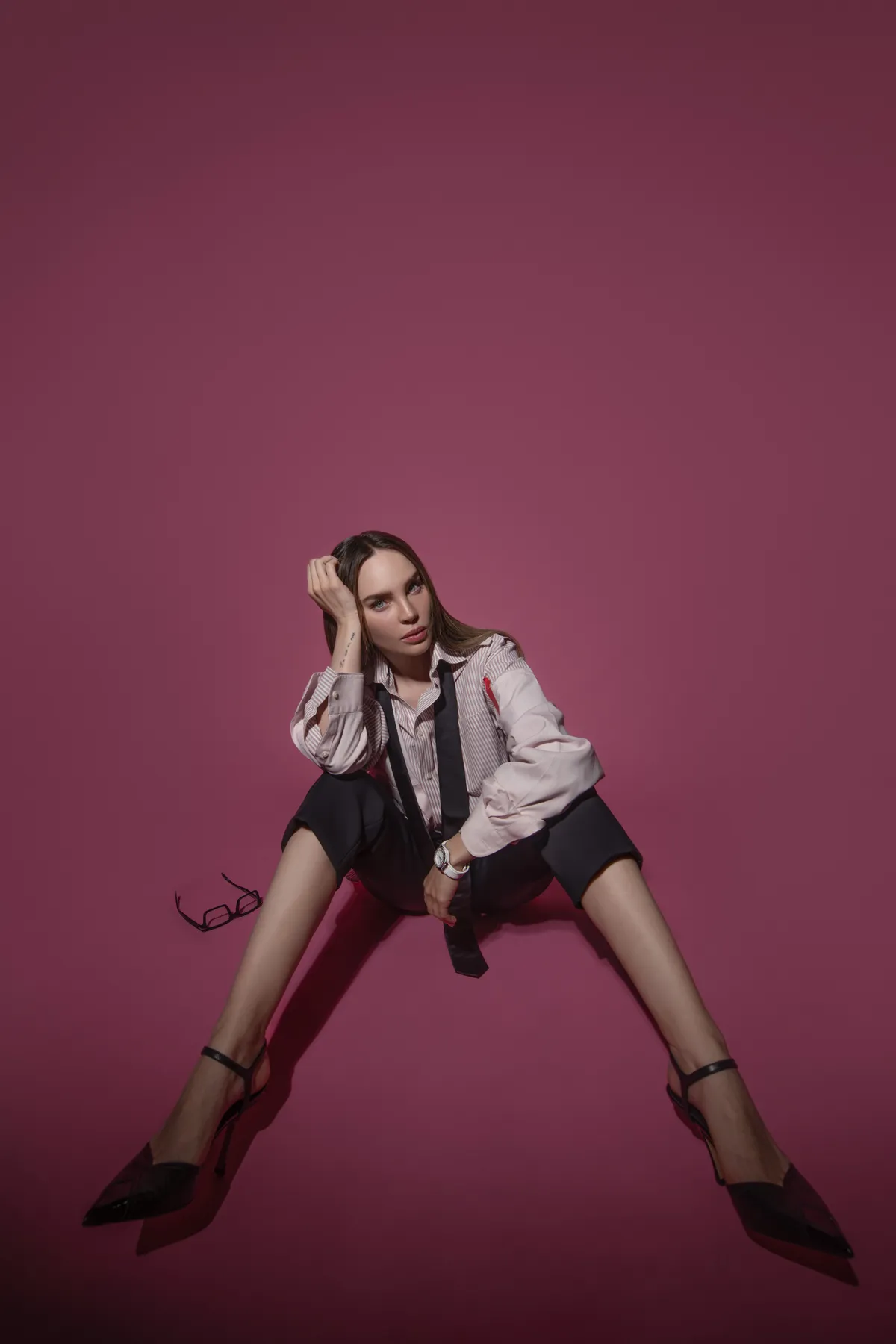 Belinda para ELLE México. Camisa, EX/BOYFRIEND. Pantalón, COS. Corbata, DOLCE&GABBANA. Zapatos, FERRAGAMO. Lentes, DAVID BECKHAM. Reloj, HUBLOT