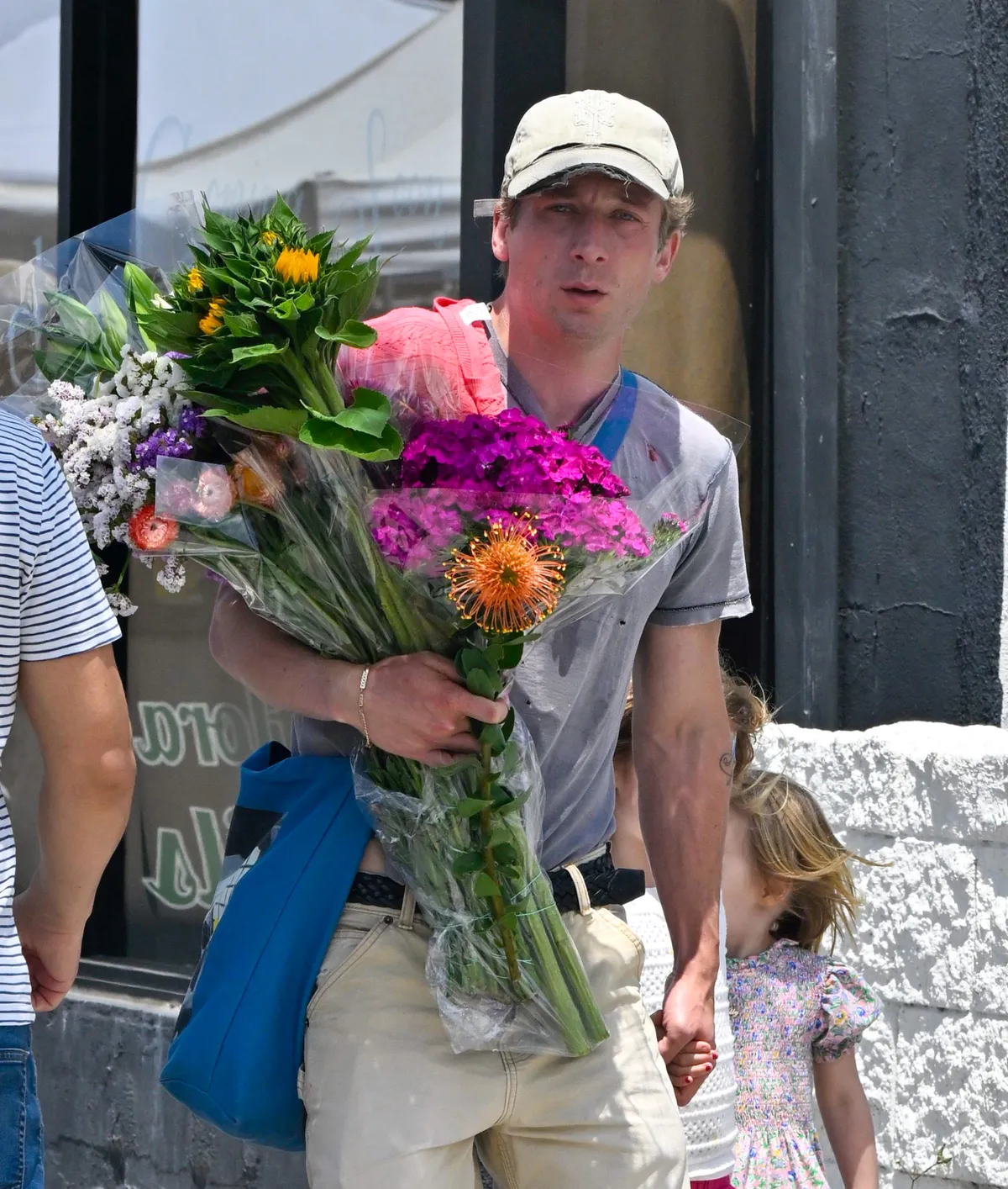 Jeremy Allen White explica la simple y sencilla razón por la que compra flores