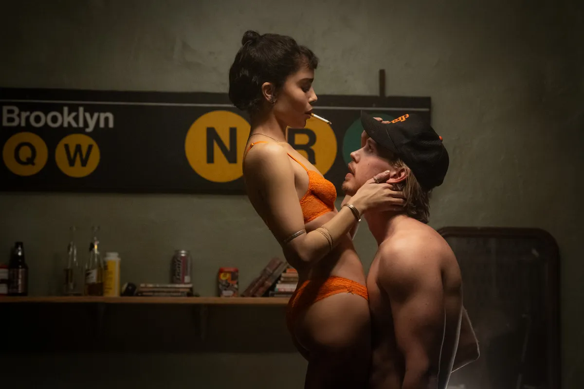 austin butler zoe kravitz atrapado robando