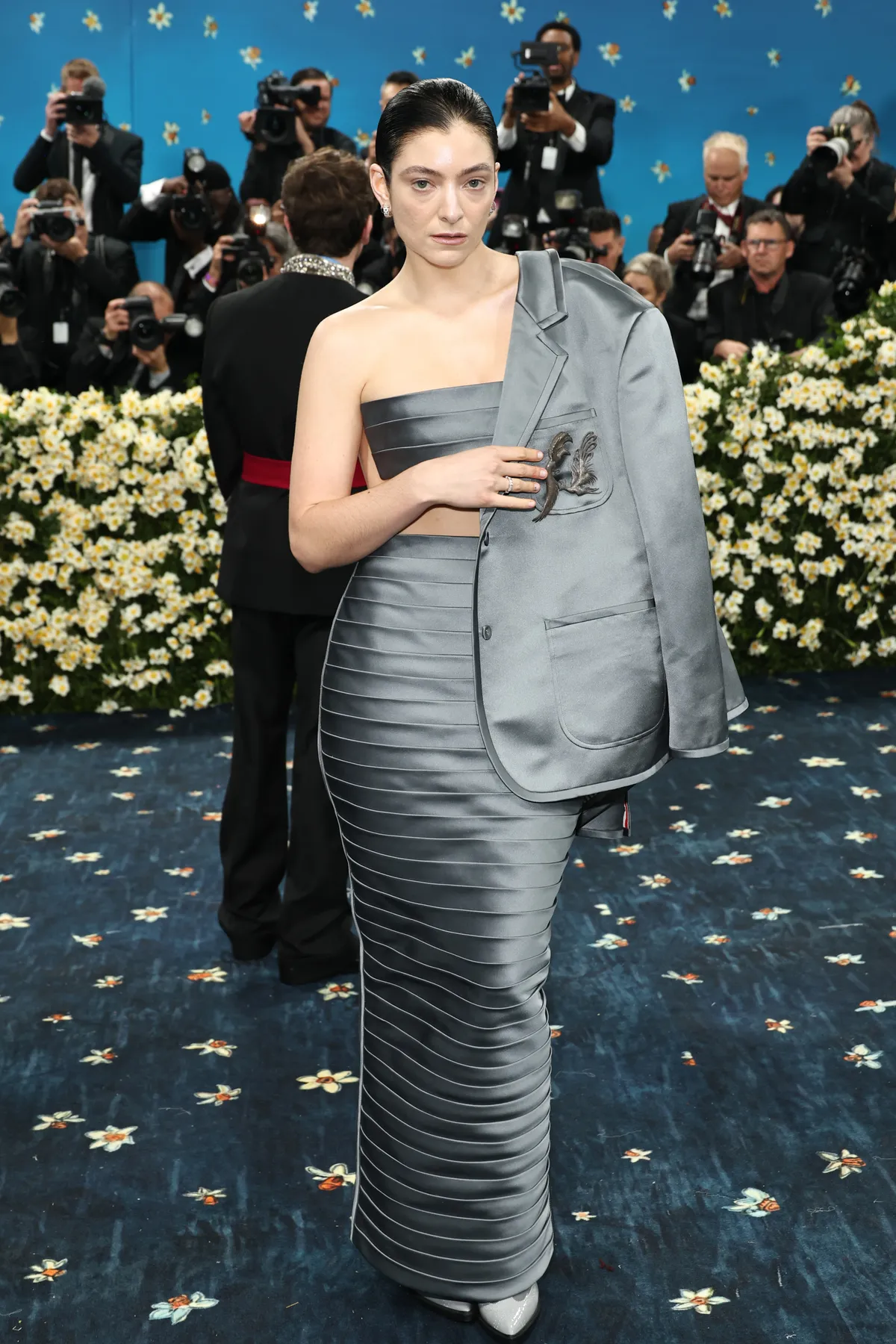 Lorde en la Met Gala Celebrating "Superfine: Tailoring Black Style".
