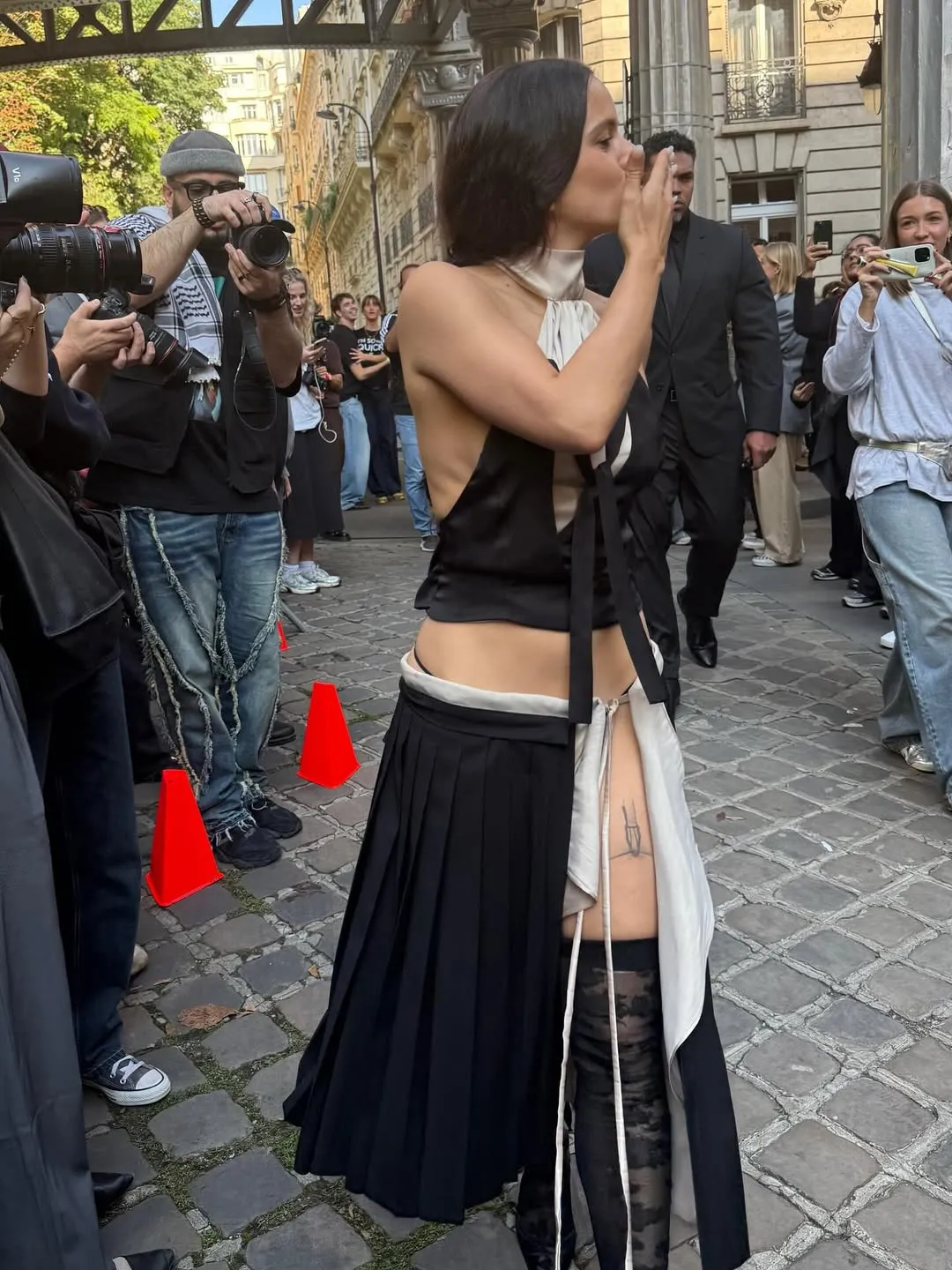 Rosalía recibe criticas por decolorarse la axila
