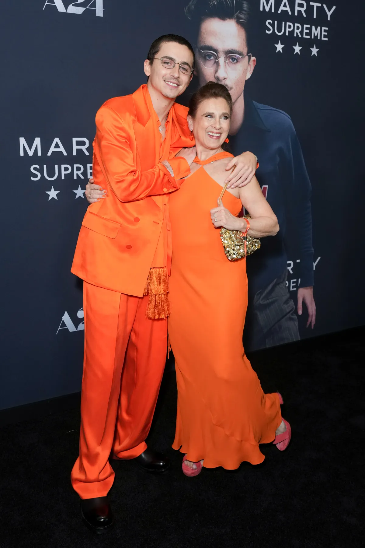 timothee-chalamet-mama-looks-naranjas