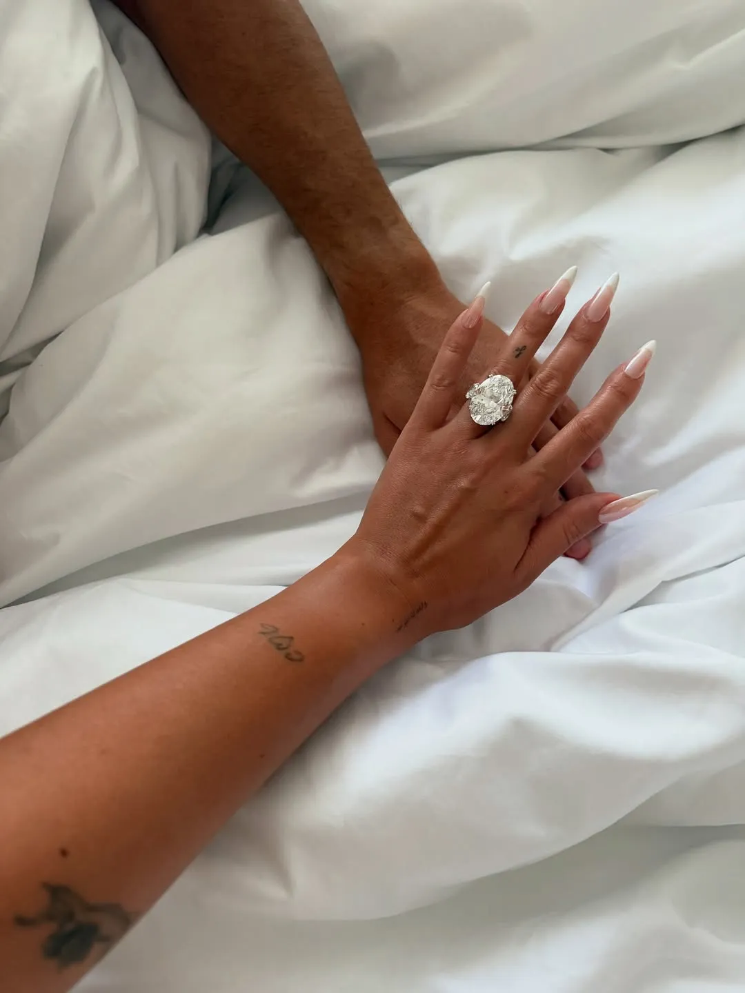 georgina-asombro-tamaño-anillo-compromiso.jpg