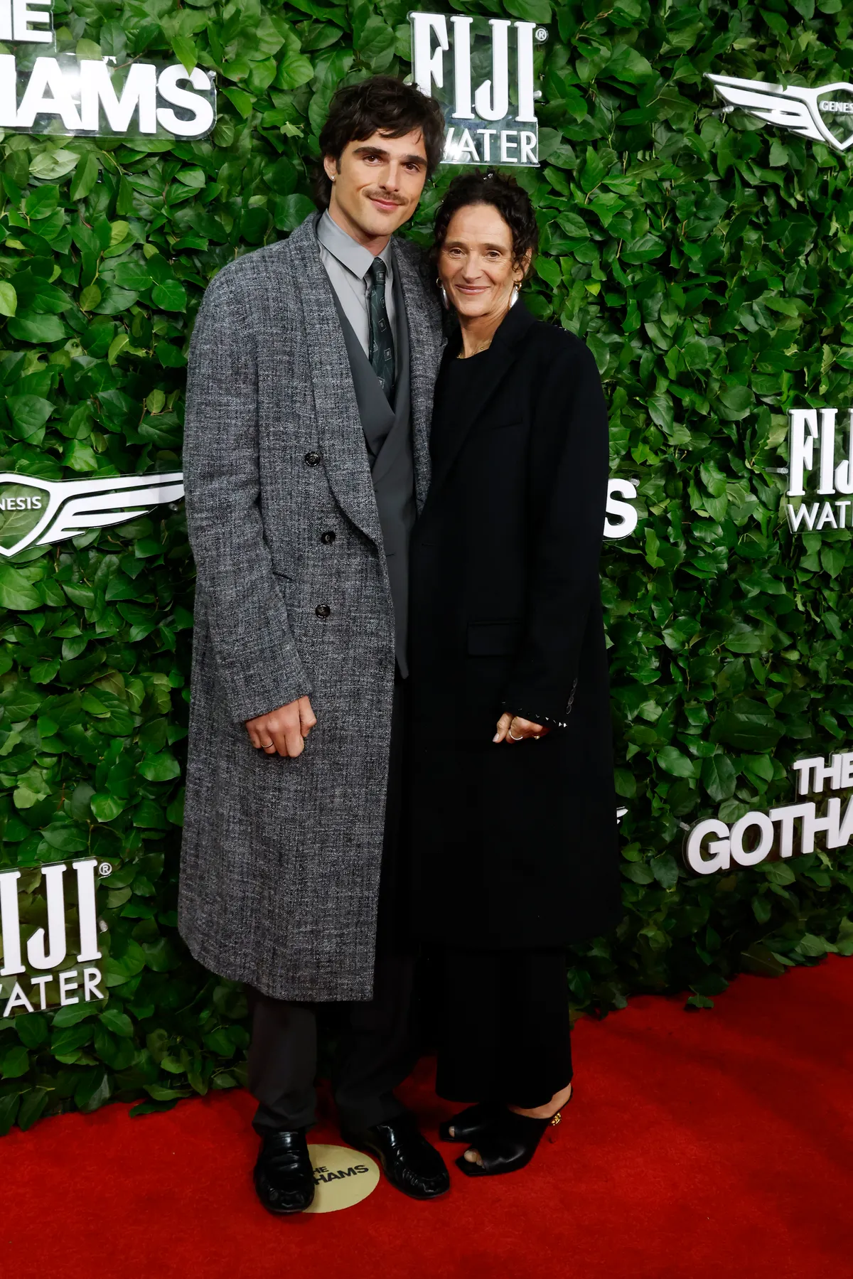 jacob-elordi-mama-alfombra-roja