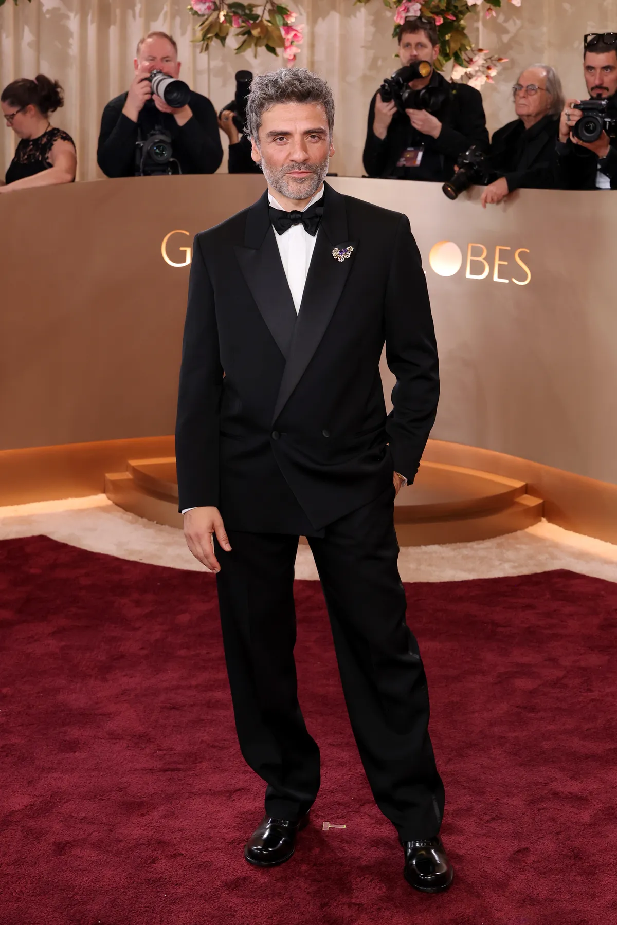 oscar-isaac-broches-golden-globes