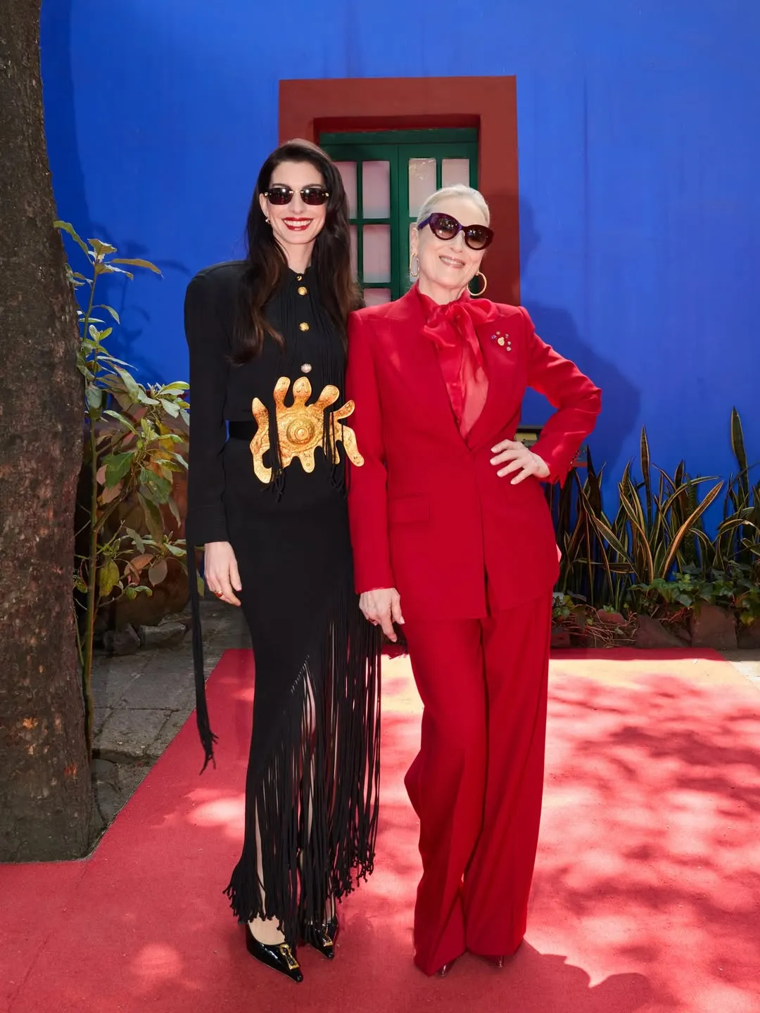 Anne Hathaway usa Schiaparelli para su visita a la Casa Azul