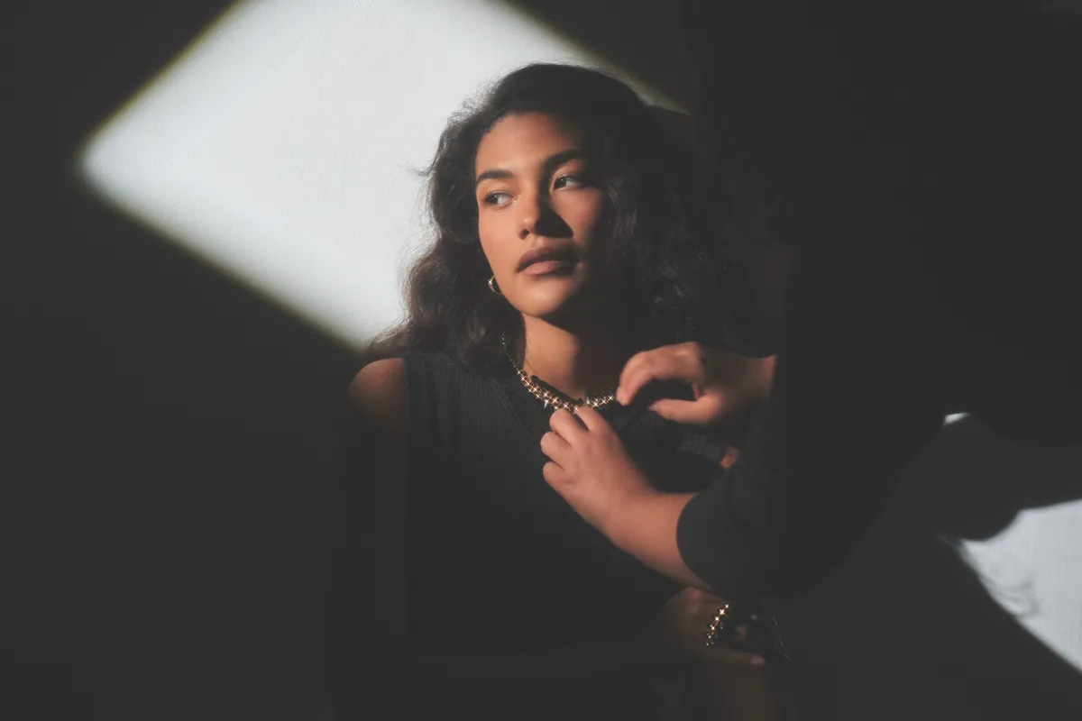 olivia-dean-cartier-campaña-clash.jpg