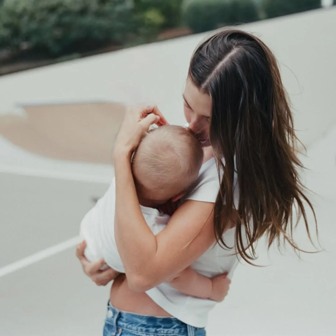 hailey-bieber-dificil-vestir-hijo