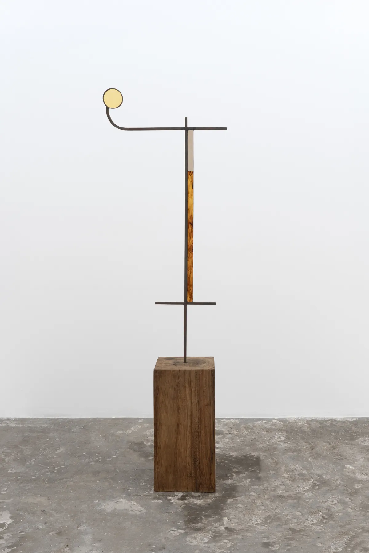 Apariciones-Hierro-vidrio-madera-vi.jpg