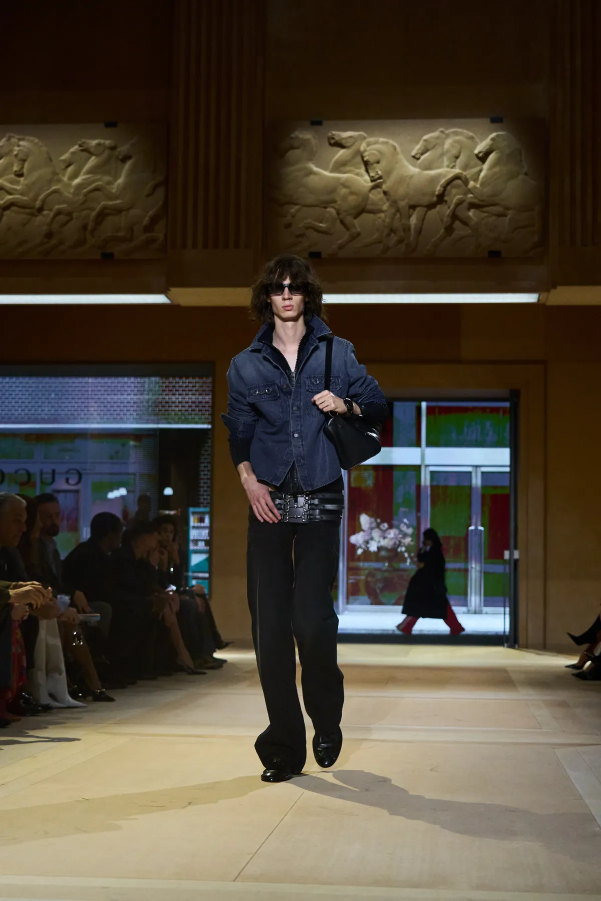 Demna convierte una boutique Gucci en pasarela.