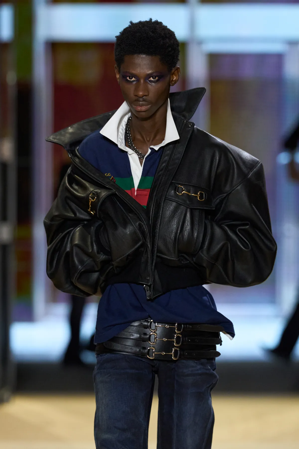 Modelo en el desfile Gucci primavera-verano 2027 de Demna en Milán.