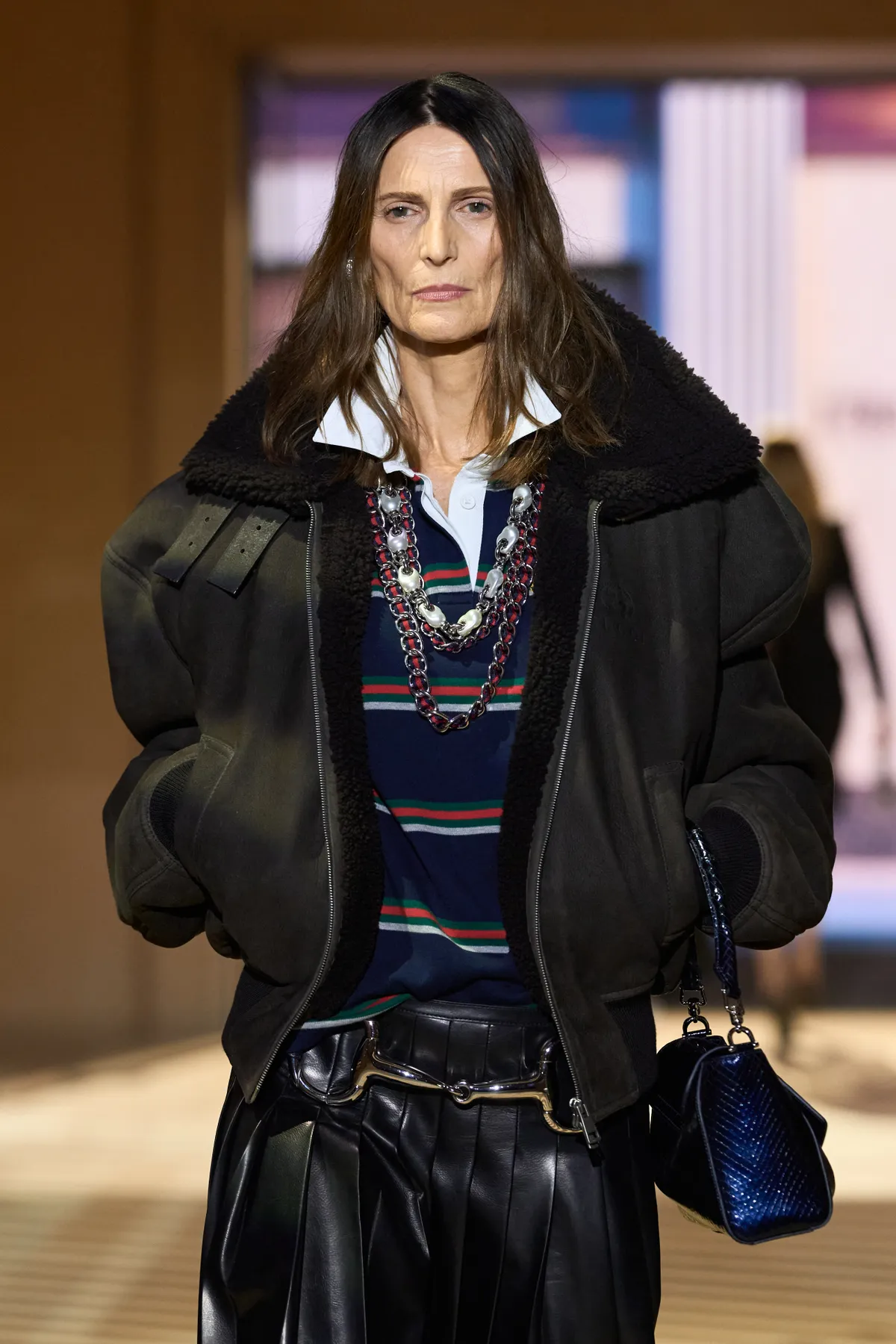 Modelo en el desfile Gucci primavera-verano 2027 de Demna en Milán.