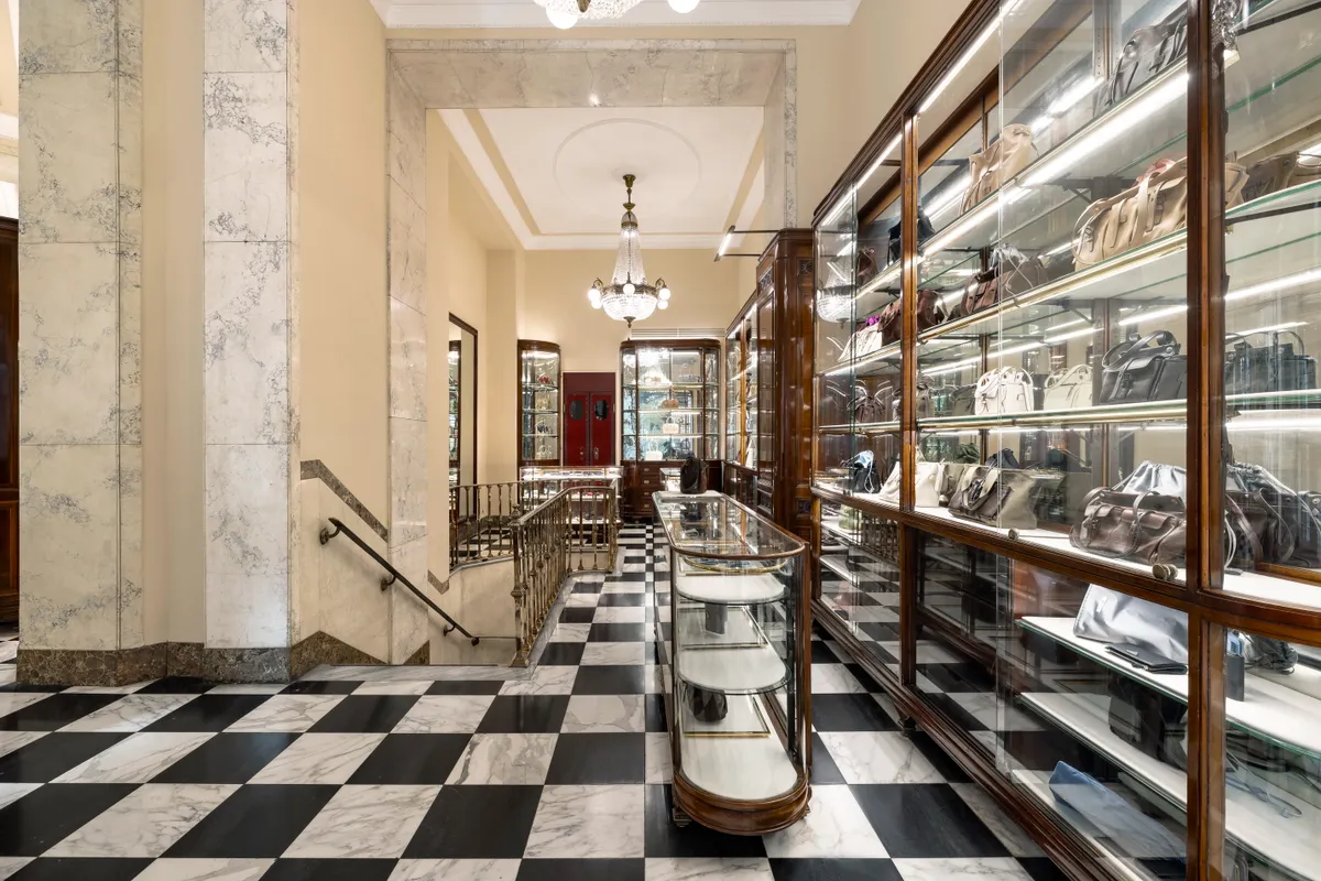 Interior de la boutique Prada Donna en Milán