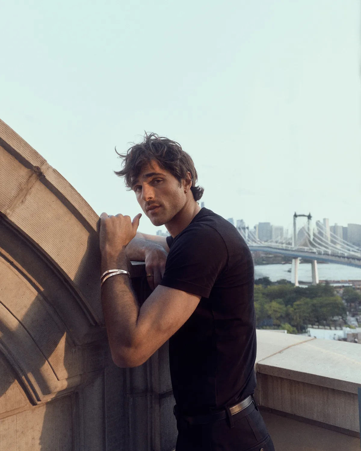 Jacob Elordi protagoniza la nueva campaña LOVE Unlimited de Cartier