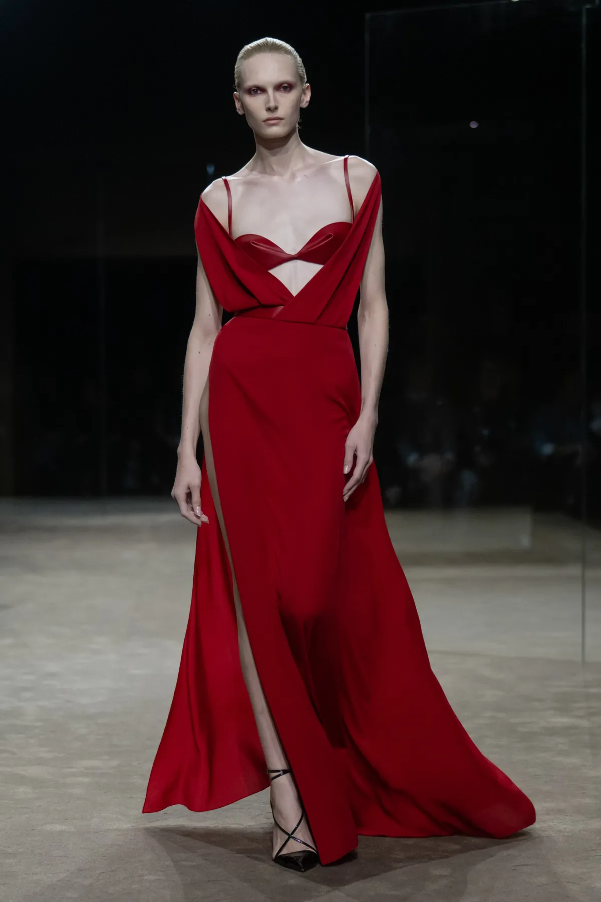 Alex Consani en la pasarela de Tom Ford Spring/Summer 2027