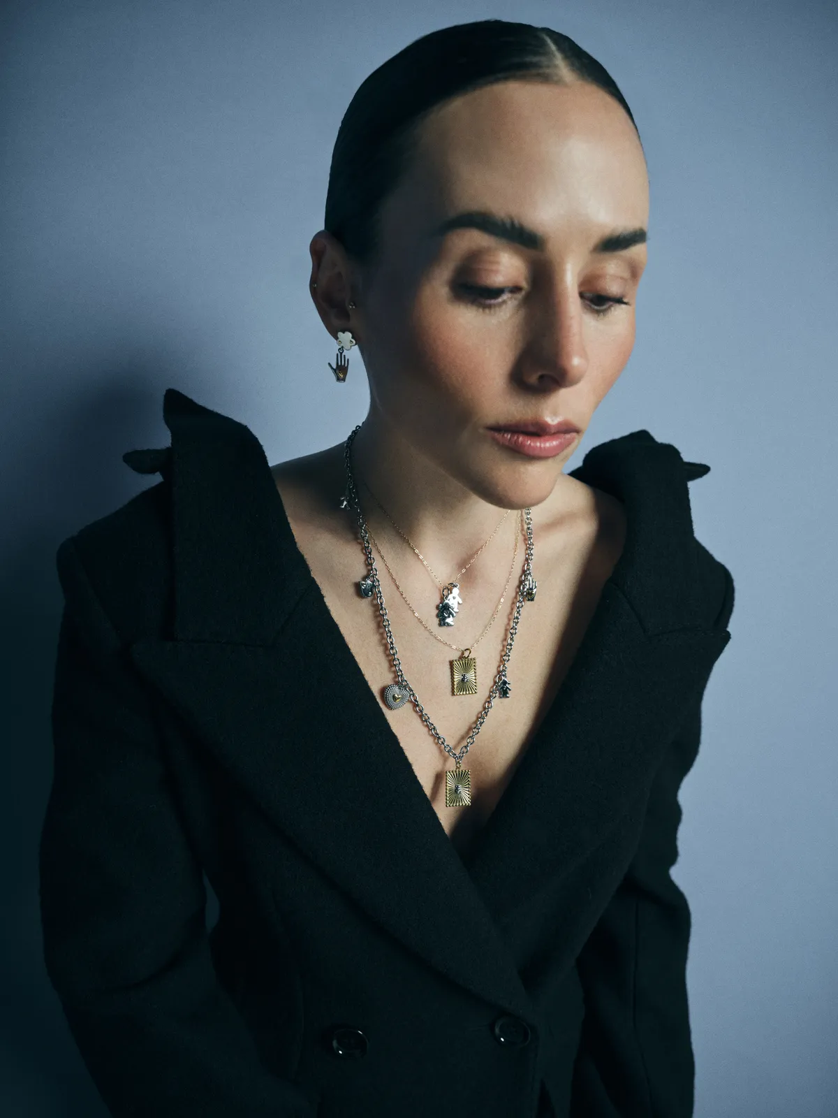 Zuria Vega para ELLE México. Abrigo, DOLCE&GABBANA. Joyas, TOUS.