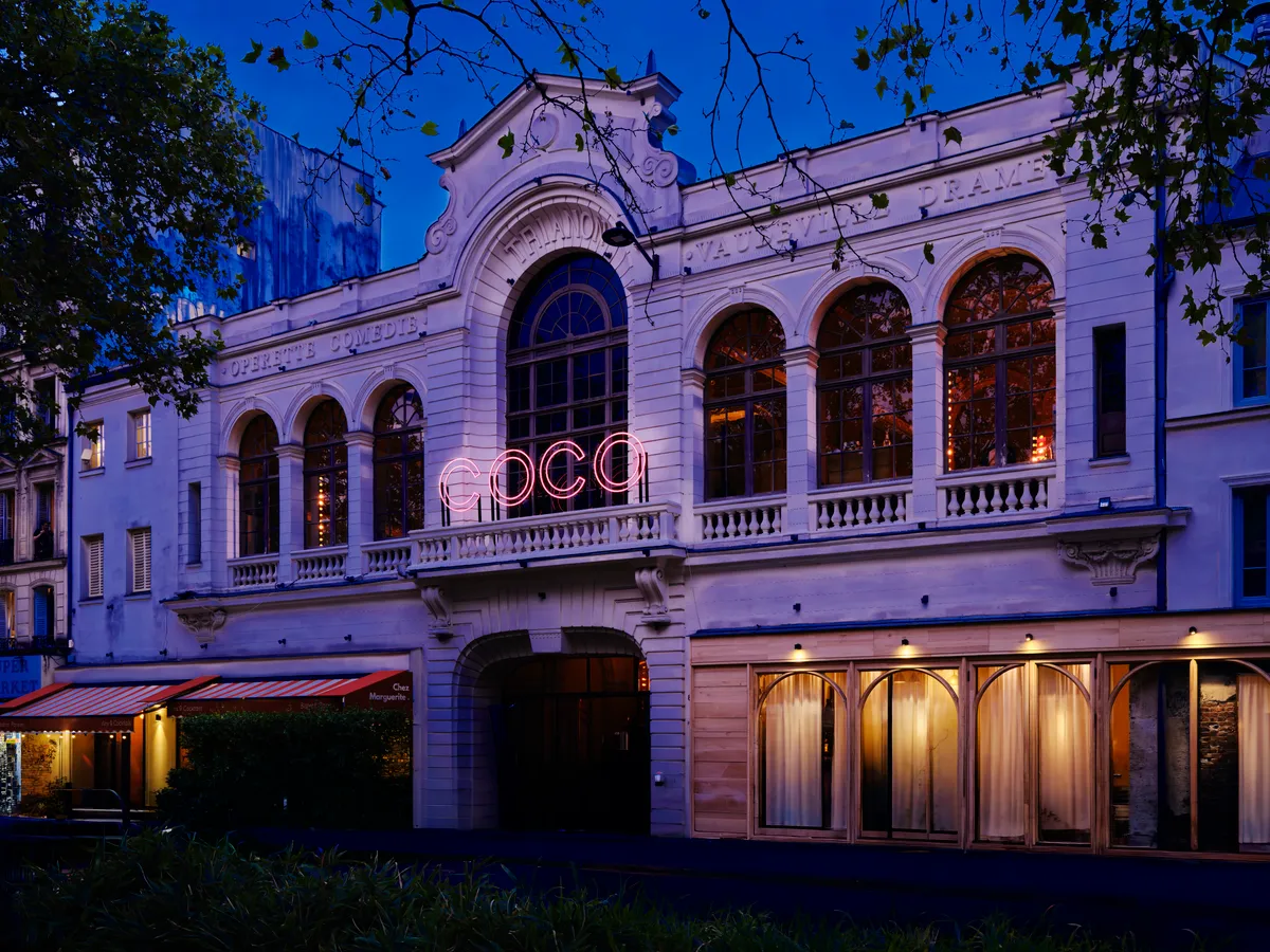 La fiesta fue en Le Trianon, un teatro del siglo XIX en Montmartre.