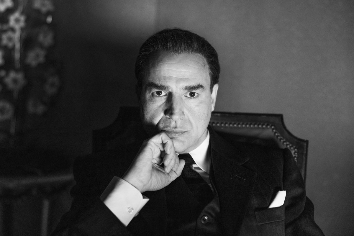 Cristóbal Balenciaga en la serie de Disney+.