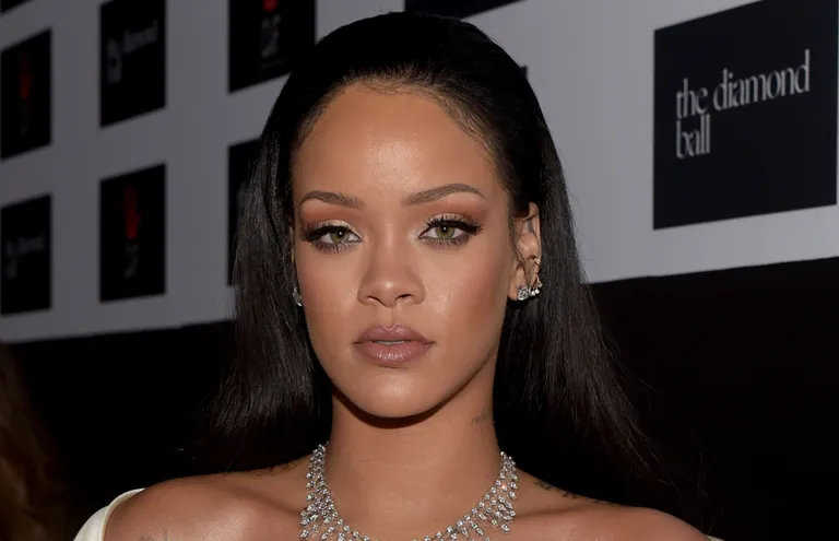 RIHANNA-MAIN