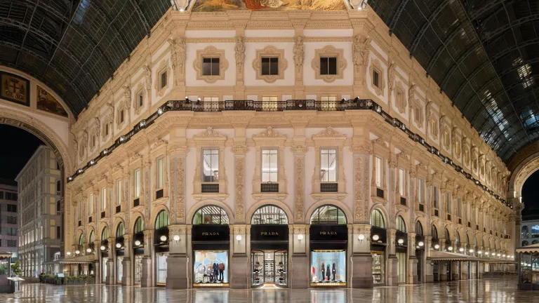 Exterior de Prada Galleria en la Galleria Vittorio Emanuele II de Milán