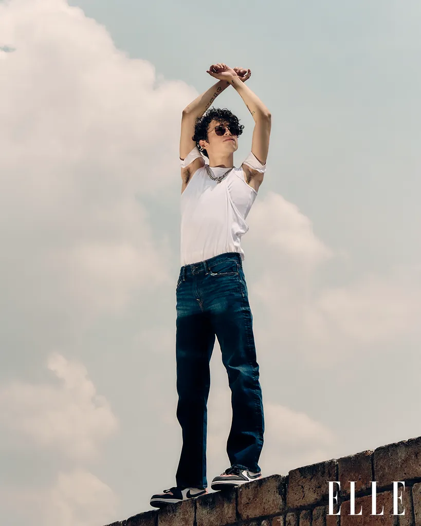 Jeans y camisa blanca, la combinación infalible (e histórica) de los cool kids