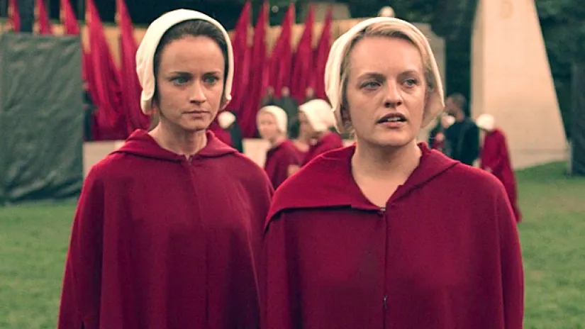alexis-bledel-elisabeth-moss-handmaids-tale_0