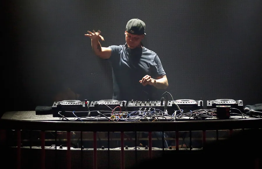 AVICII-COLABORACIONES