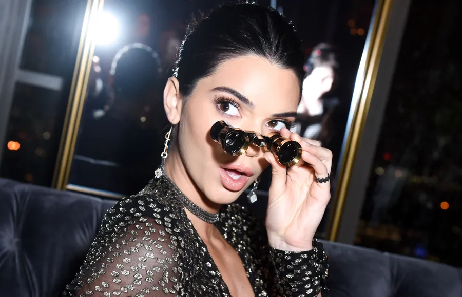 Kendall-Jenner-Binoculares