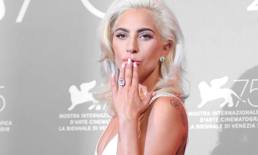 Lady-Gaga-Anillo-Compromiso-Rosa
