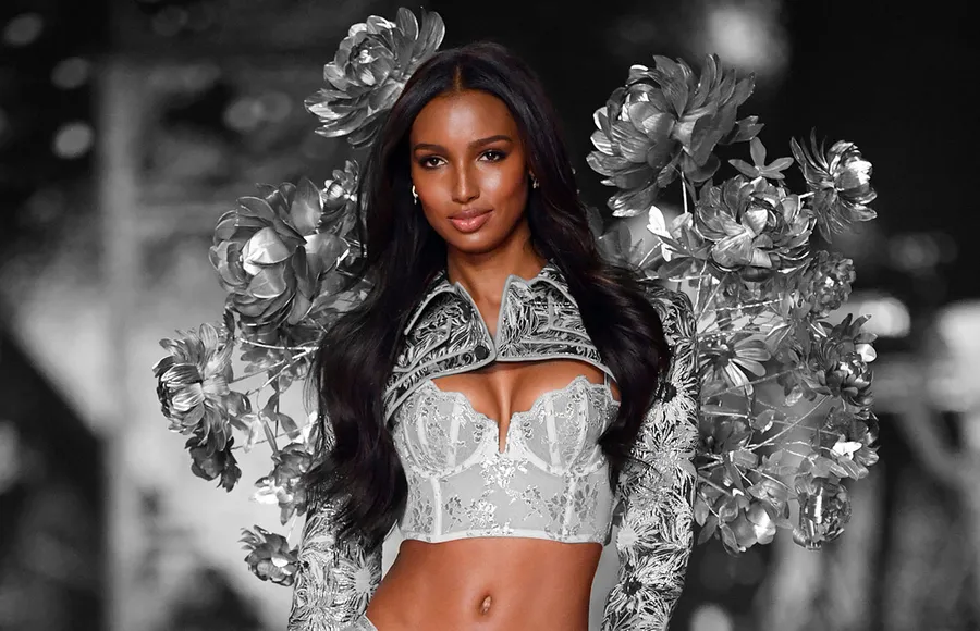 Jasmine-tookes-Victoria's-secret-Catwalk runway