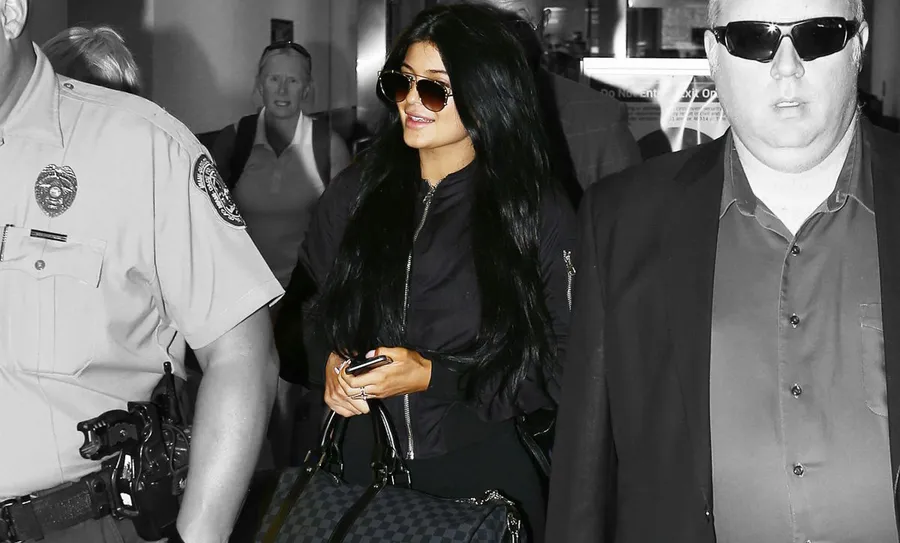 kylie-jenner-arrives-at-miami-international-airport-06-19-2015_1