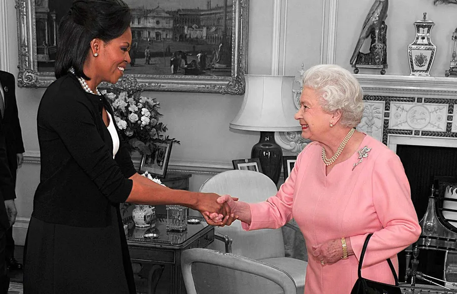 Michelle-Obama-Queen-Elizabeth-Isabel-II-Meghan-Markle-Protocolo-Basura
