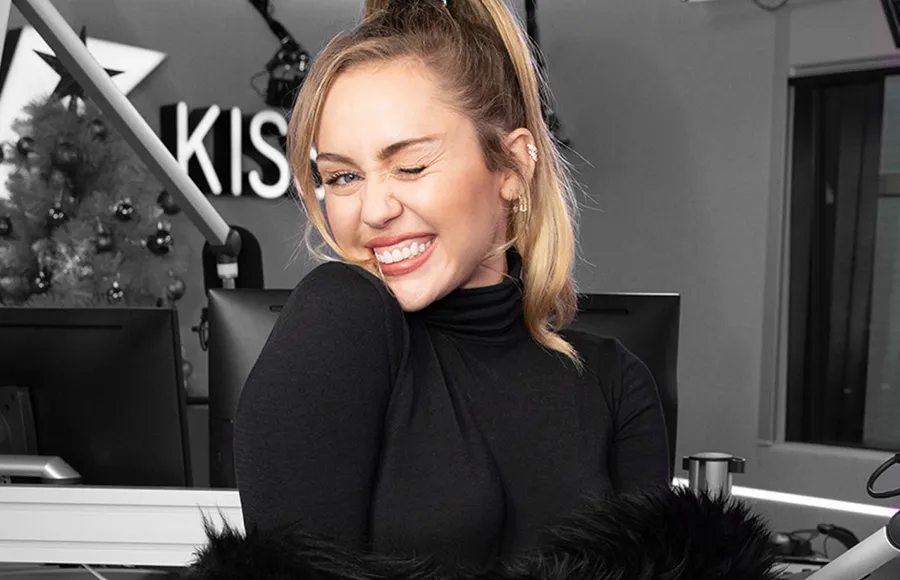 Miley-Cyrus-Total-Black-Detalles-Gucci-Chanel-looks