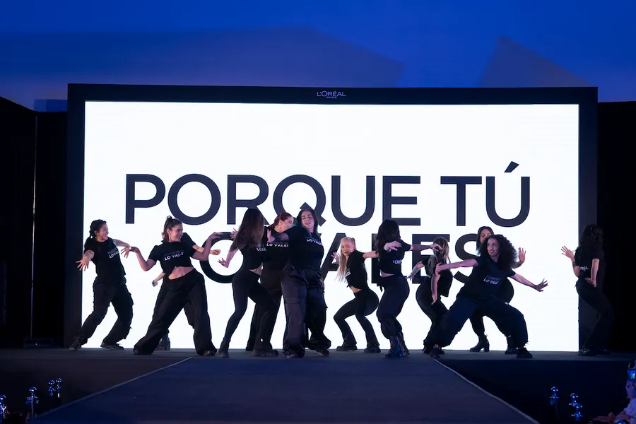 Imagen del grupo de coreografía durante su performance durante la pasarela organizada por L’Oréal Paris en el Soumaya de la CDMX.