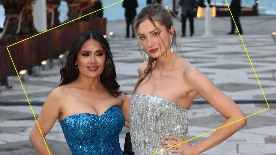 Salma Hayek coordina su look de lentejuelas con su hijastra.jpg