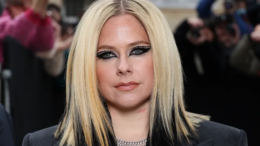 Avril Lavingne por fin aborda la teoría del internet de que murió y la reemplazaron